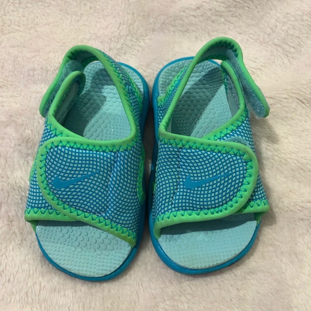 Nike girl/boy sandals.